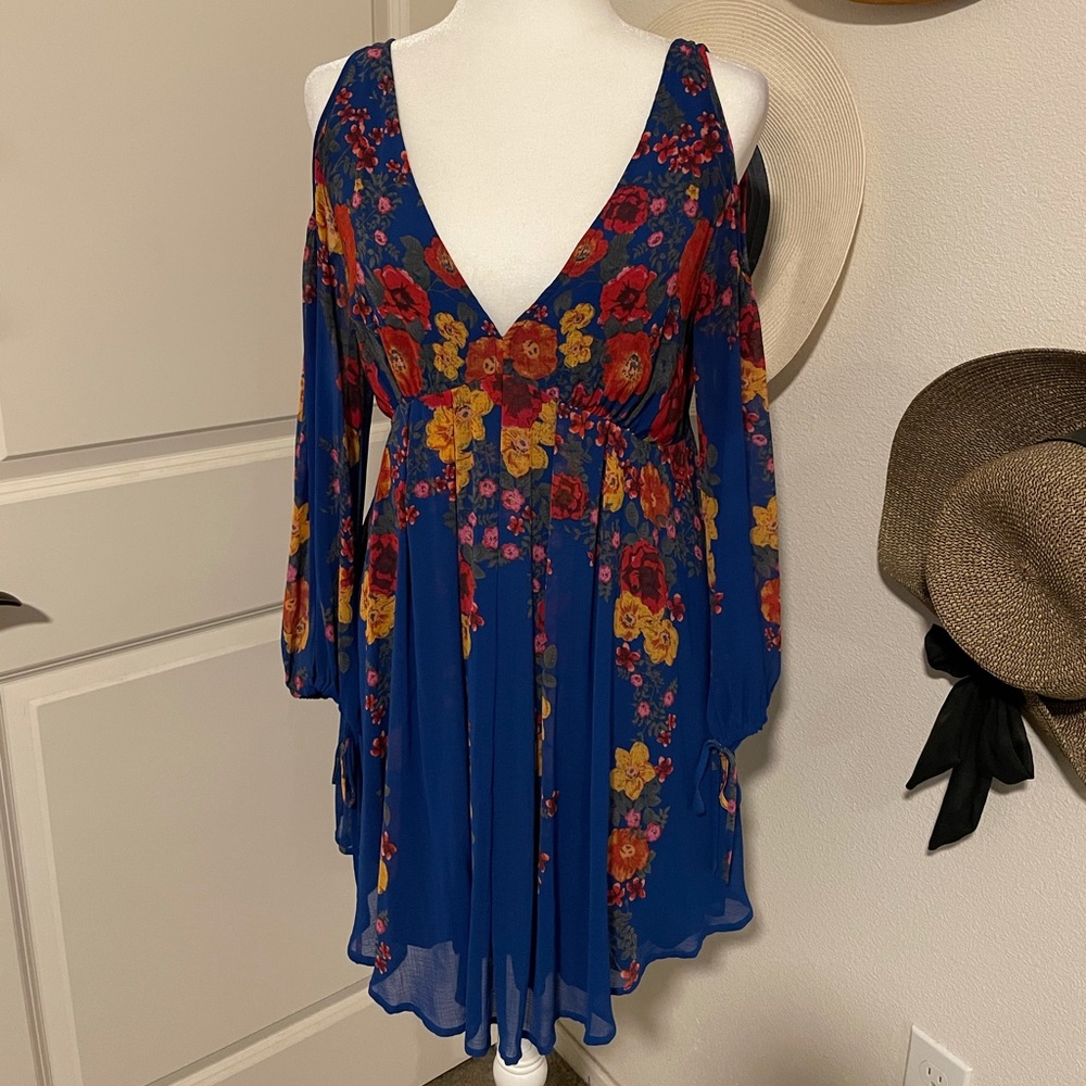 Free People beautiful blue tunic dress w/flowers